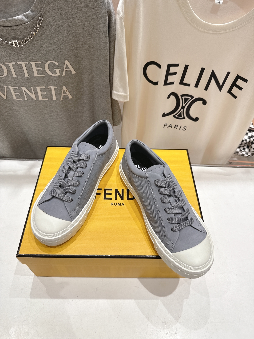 高版本出厂 男码+10.情侣款
  最新火爆 FENDI/芬迪双FF皮面压花情侣运动休闲鞋-全新必备款型