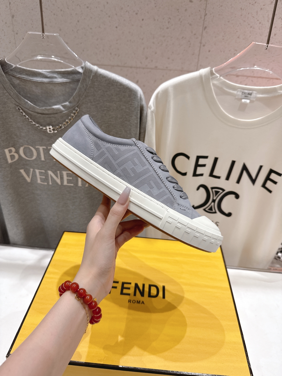 高版本出厂 男码+10.情侣款
  最新火爆 FENDI/芬迪双FF皮面压花情侣运动休闲鞋-全新必备款型