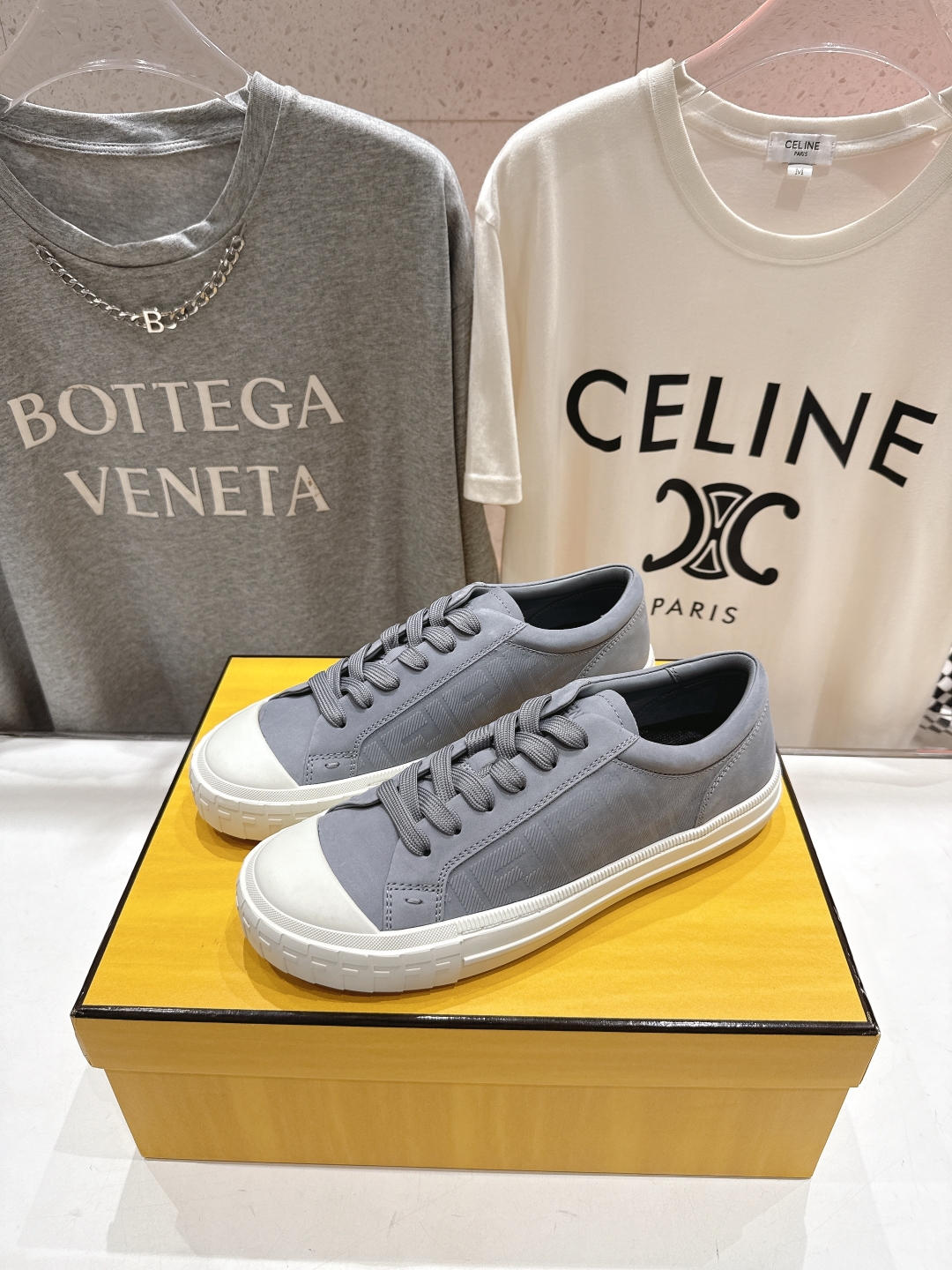 高版本出厂 男码+10.情侣款
  最新火爆 FENDI/芬迪双FF皮面压花情侣运动休闲鞋-全新必备款型