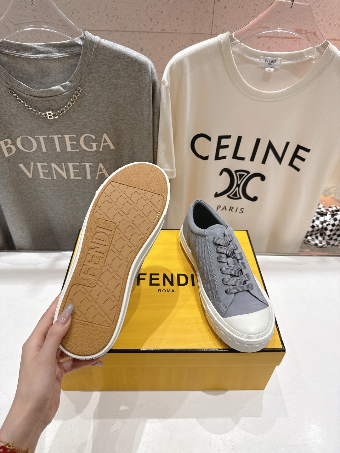 高版本出厂 男码+10.情侣款
  最新火爆 FENDI/芬迪双FF皮面压花情侣运动休闲鞋-全新必备款型
