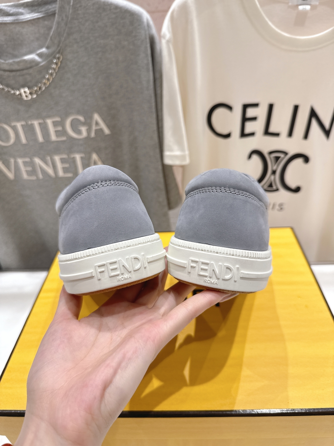 高版本出厂 男码+10.情侣款
  最新火爆 FENDI/芬迪双FF皮面压花情侣运动休闲鞋-全新必备款型