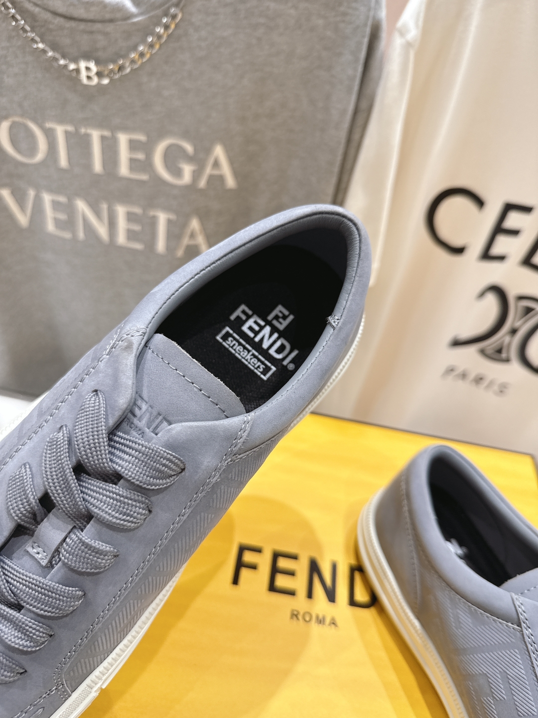 高版本出厂 男码+10.情侣款
  最新火爆 FENDI/芬迪双FF皮面压花情侣运动休闲鞋-全新必备款型