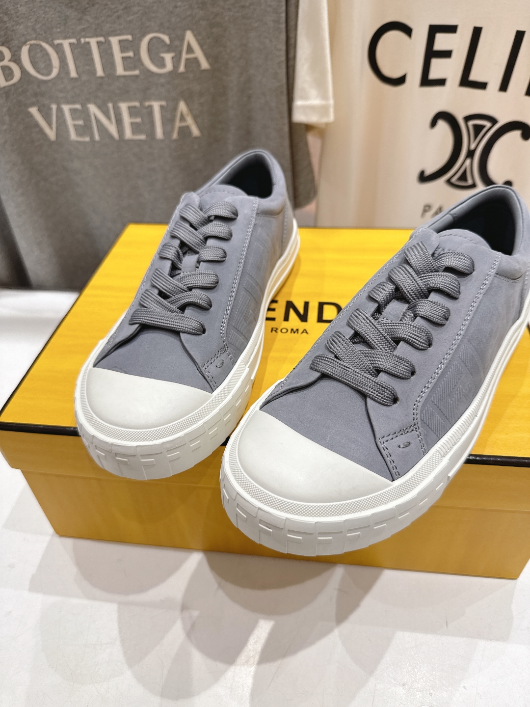 高版本出厂 男码+10.情侣款
  最新火爆 FENDI/芬迪双FF皮面压花情侣运动休闲鞋-全新必备款型