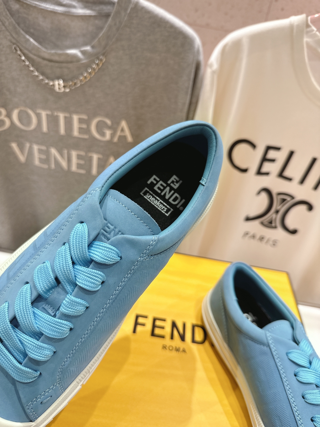 高版本出厂 男码+10.情侣款
  最新火爆 FENDI/芬迪双FF皮面压花情侣运动休闲鞋-全新必备款型