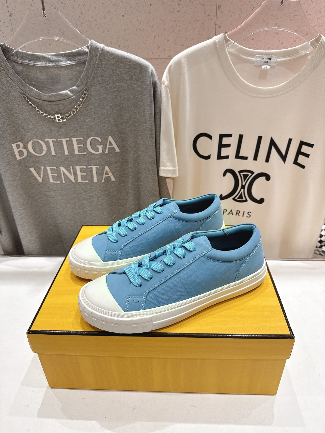 高版本出厂 男码+10.情侣款
  最新火爆 FENDI/芬迪双FF皮面压花情侣运动休闲鞋-全新必备款型