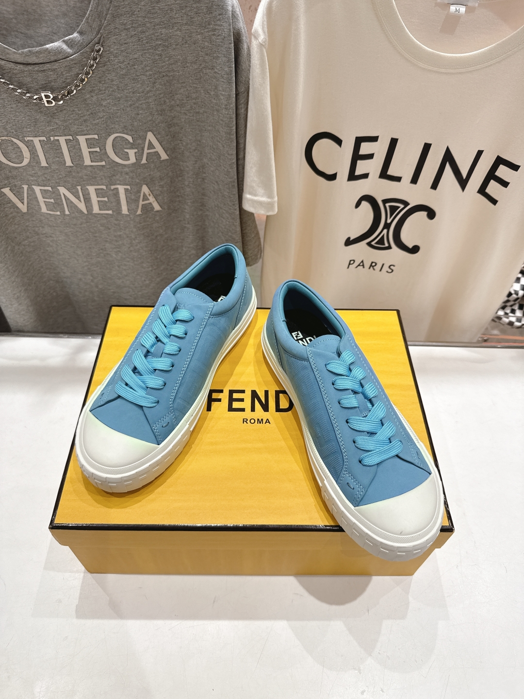 高版本出厂 男码+10.情侣款
  最新火爆 FENDI/芬迪双FF皮面压花情侣运动休闲鞋-全新必备款型