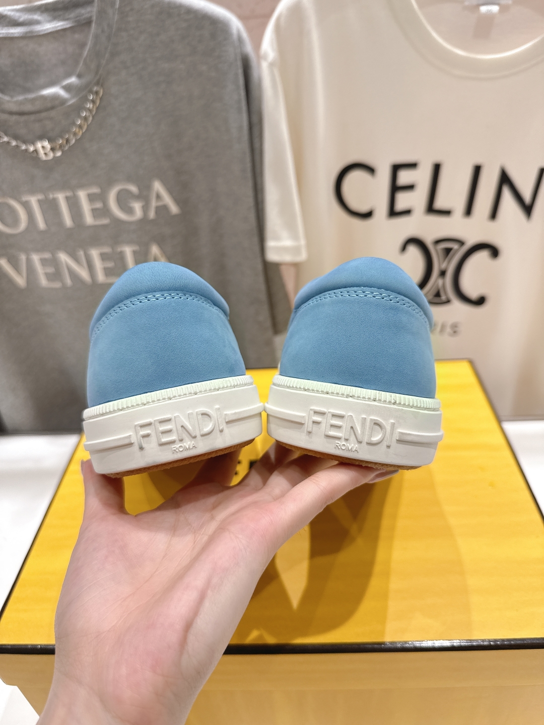 高版本出厂 男码+10.情侣款
  最新火爆 FENDI/芬迪双FF皮面压花情侣运动休闲鞋-全新必备款型