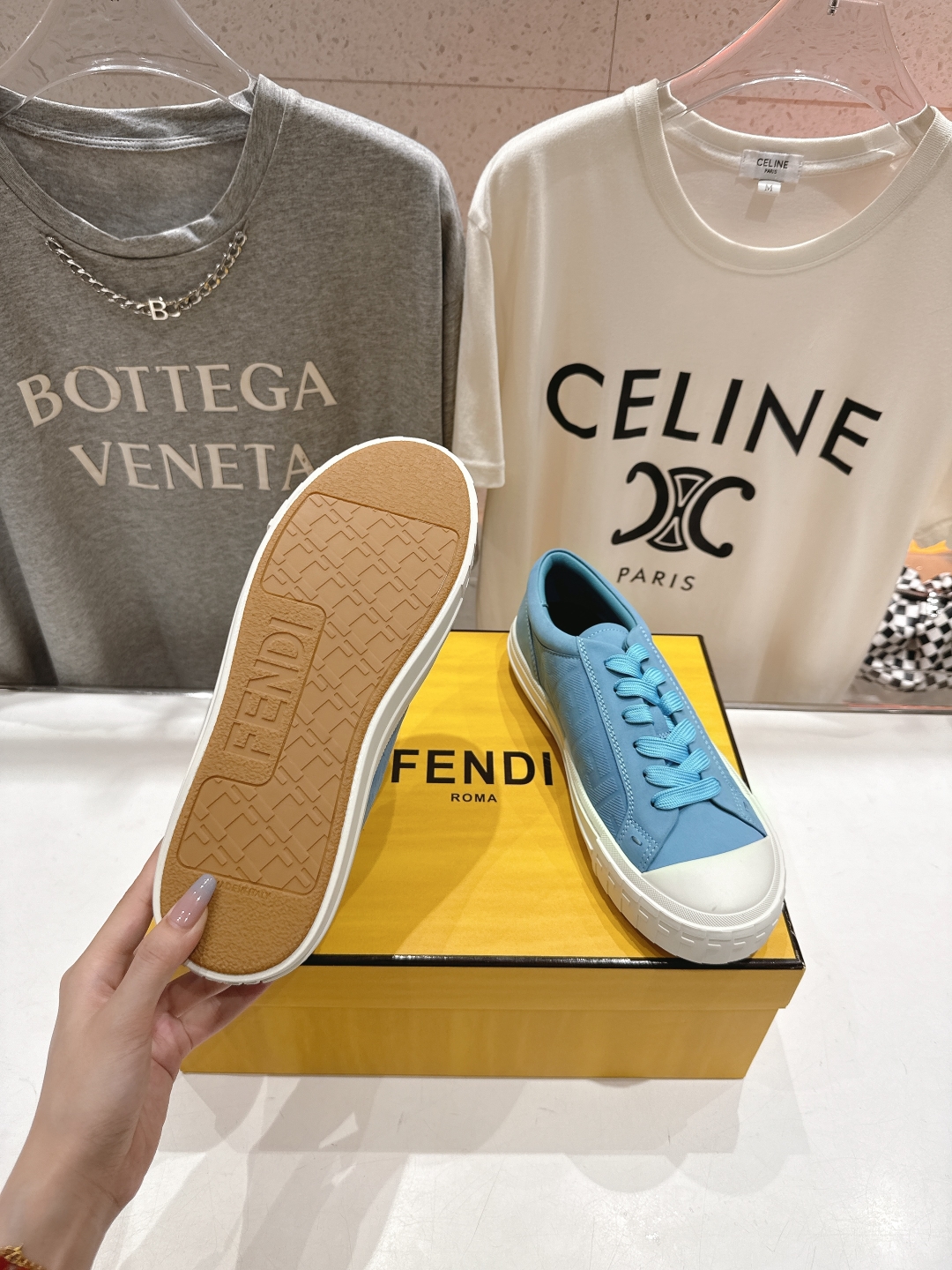 高版本出厂 男码+10.情侣款
  最新火爆 FENDI/芬迪双FF皮面压花情侣运动休闲鞋-全新必备款型