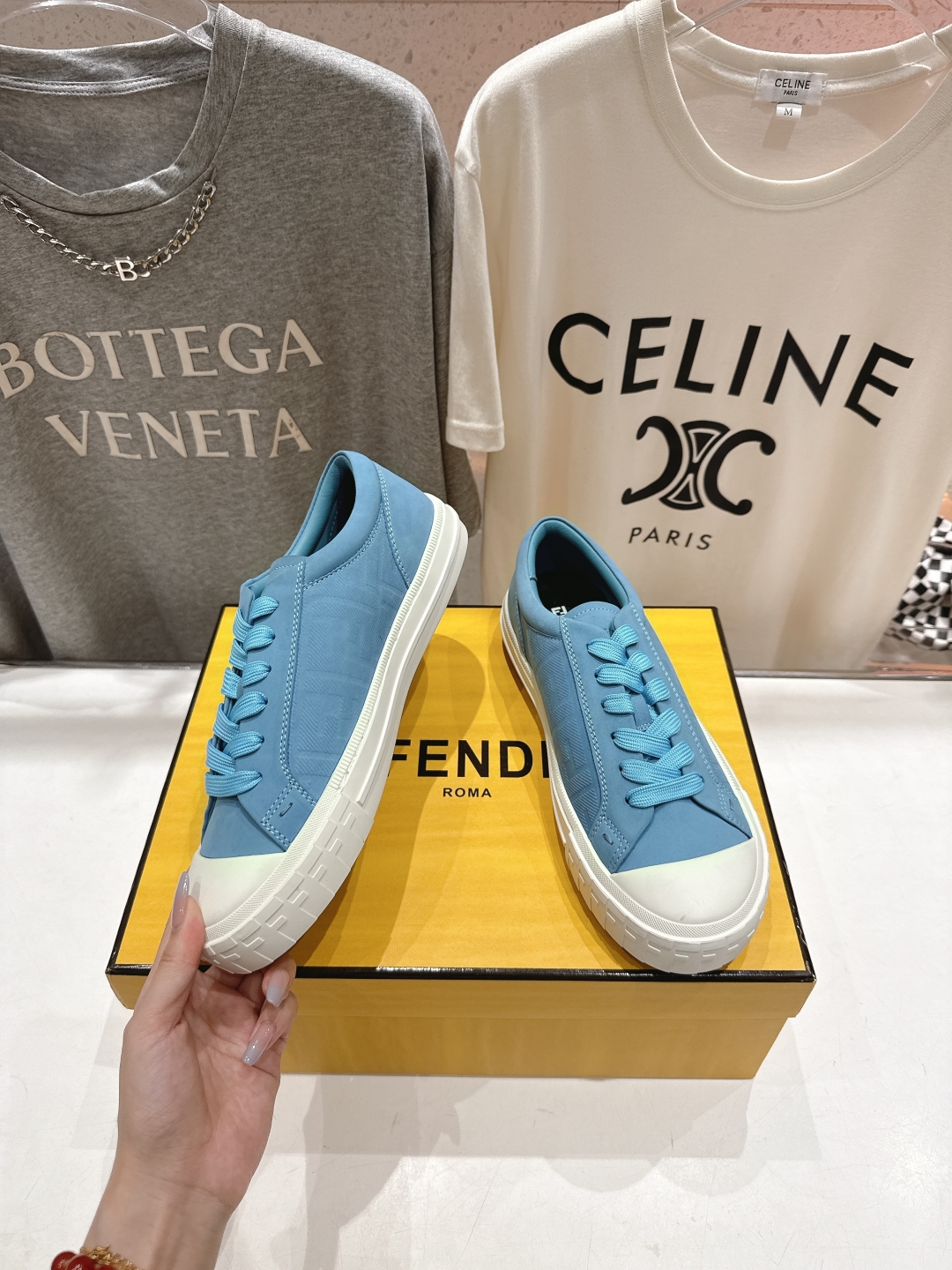 高版本出厂 男码+10.情侣款
  最新火爆 FENDI/芬迪双FF皮面压花情侣运动休闲鞋-全新必备款型