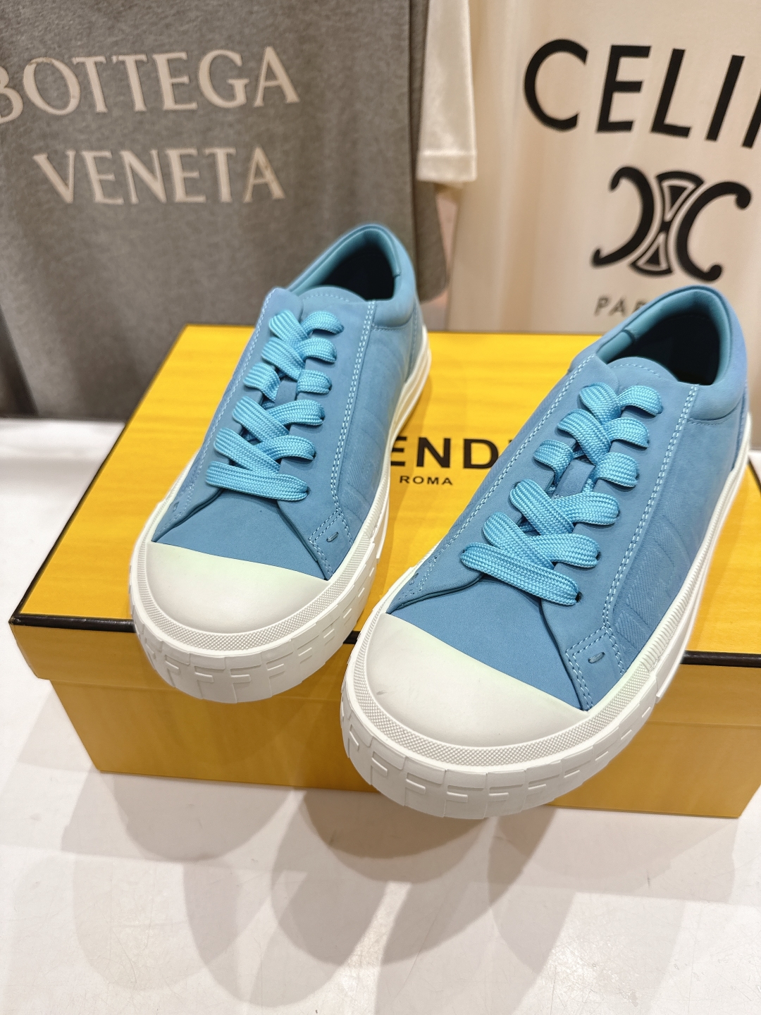 高版本出厂 男码+10.情侣款
  最新火爆 FENDI/芬迪双FF皮面压花情侣运动休闲鞋-全新必备款型