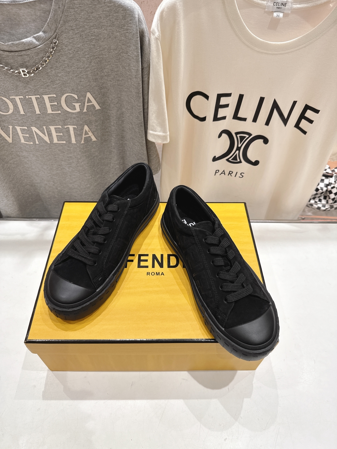 高版本出厂 男码+10.情侣款
  最新火爆 FENDI/芬迪双FF皮面压花情侣运动休闲鞋-全新必备款型