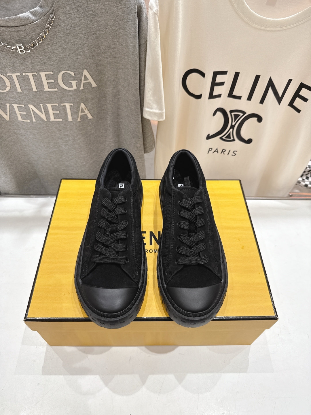 高版本出厂 男码+10.情侣款
  最新火爆 FENDI/芬迪双FF皮面压花情侣运动休闲鞋-全新必备款型