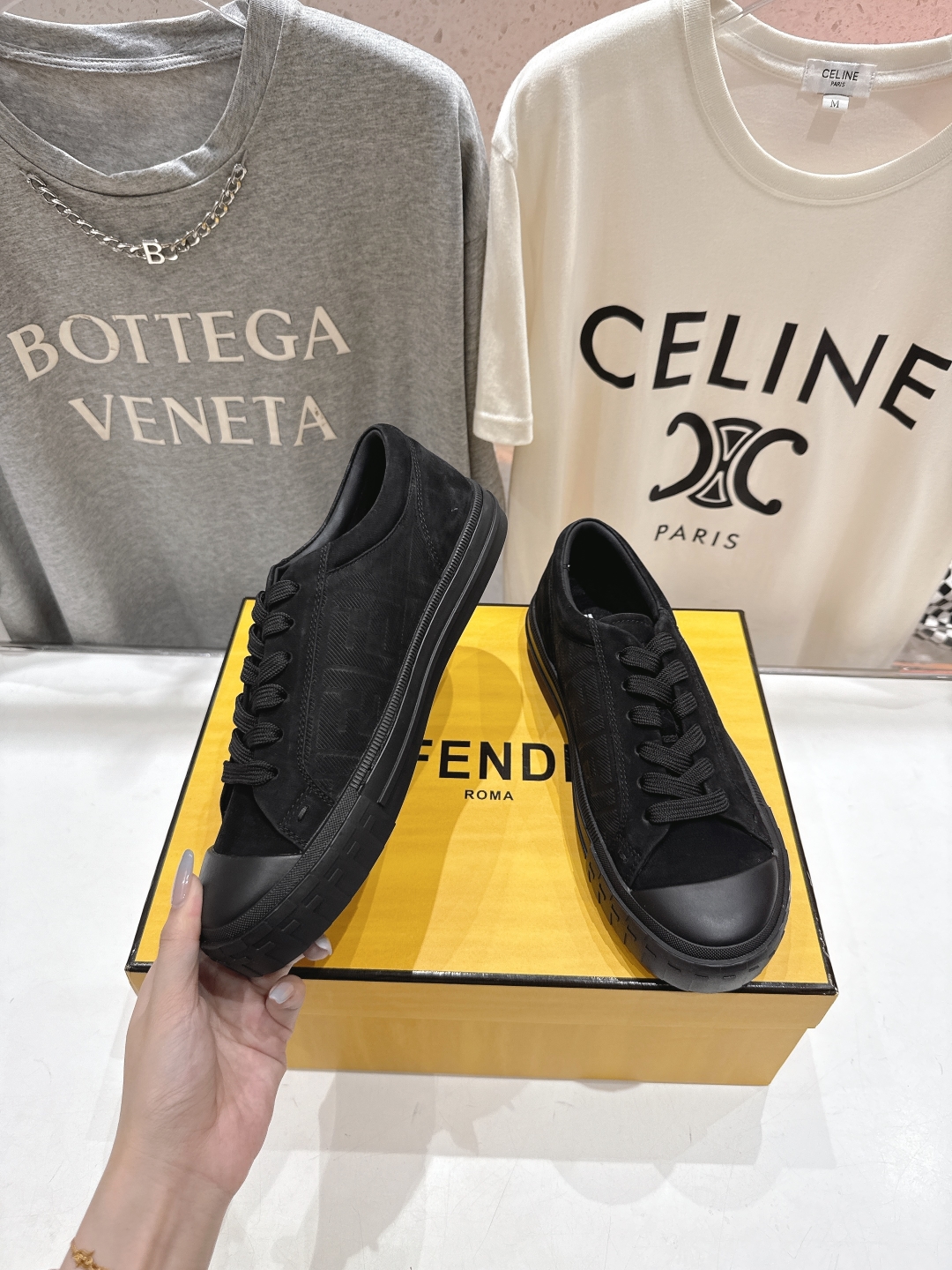 高版本出厂 男码+10.情侣款
  最新火爆 FENDI/芬迪双FF皮面压花情侣运动休闲鞋-全新必备款型