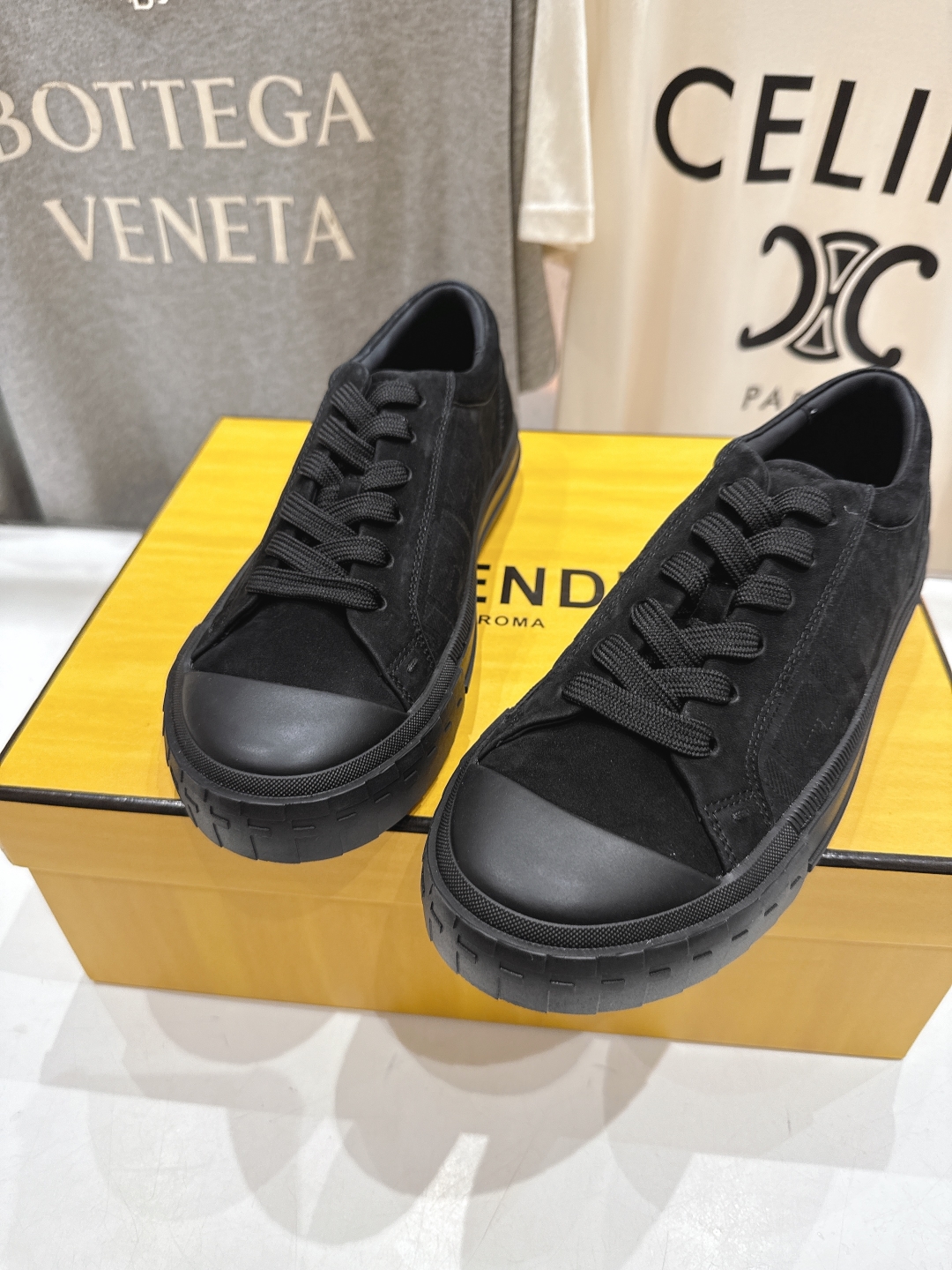 高版本出厂 男码+10.情侣款
  最新火爆 FENDI/芬迪双FF皮面压花情侣运动休闲鞋-全新必备款型