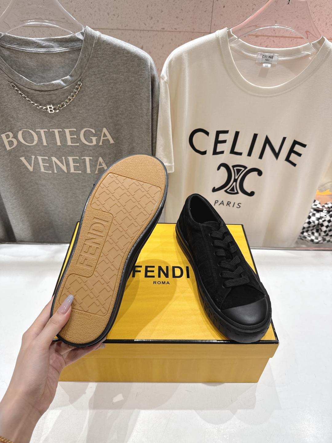 高版本出厂 男码+10.情侣款
  最新火爆 FENDI/芬迪双FF皮面压花情侣运动休闲鞋-全新必备款型