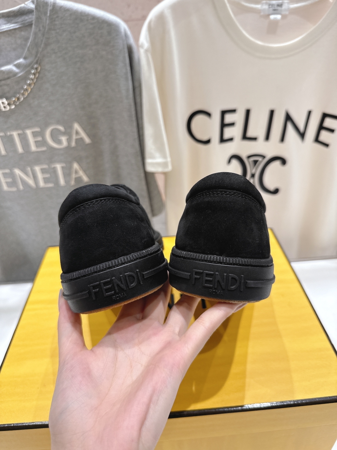 高版本出厂 男码+10.情侣款
  最新火爆 FENDI/芬迪双FF皮面压花情侣运动休闲鞋-全新必备款型