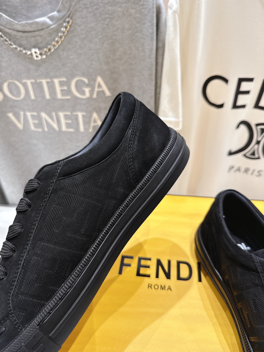 高版本出厂 男码+10.情侣款
  最新火爆 FENDI/芬迪双FF皮面压花情侣运动休闲鞋-全新必备款型