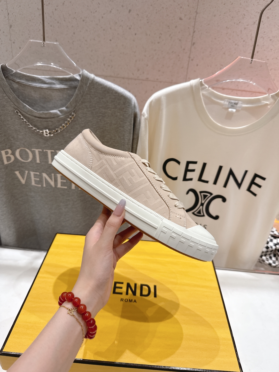 高版本出厂 男码+10.情侣款
  最新火爆 FENDI/芬迪双FF皮面压花情侣运动休闲鞋-全新必备款型