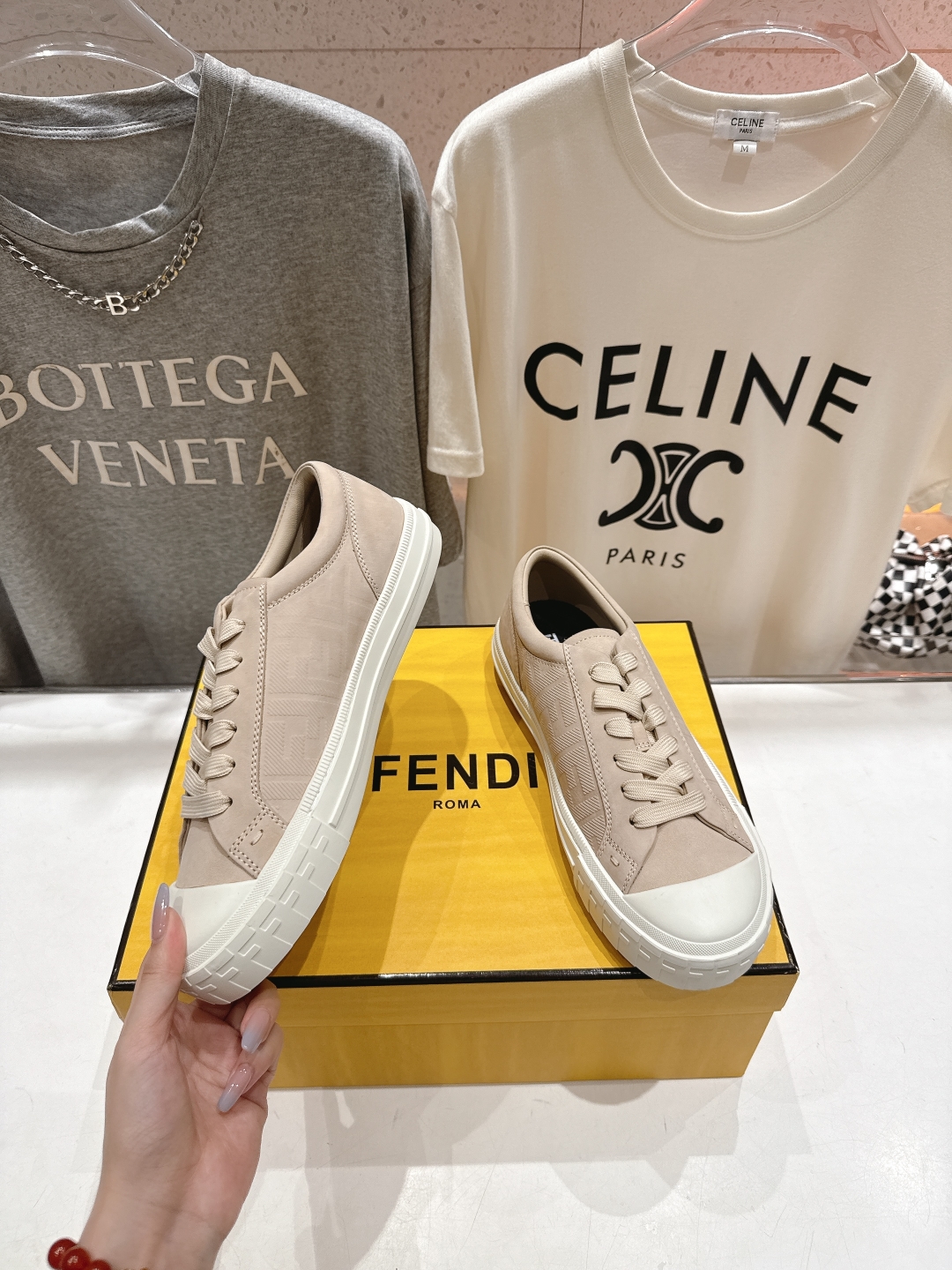 高版本出厂 男码+10.情侣款
  最新火爆 FENDI/芬迪双FF皮面压花情侣运动休闲鞋-全新必备款型