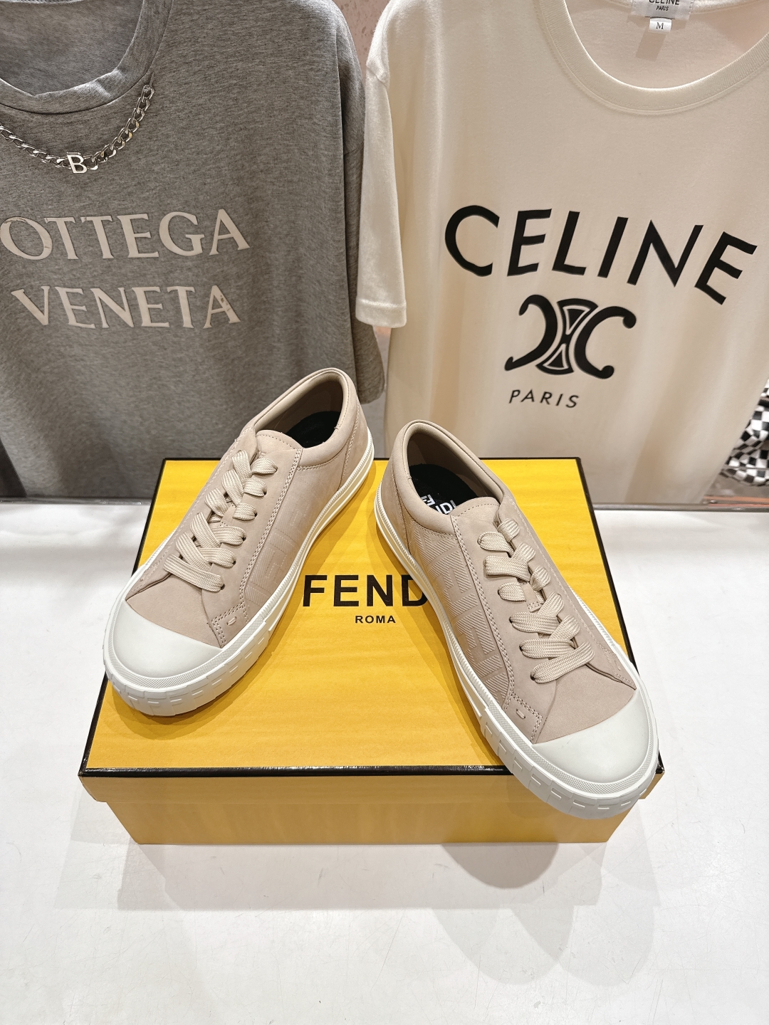 高版本出厂 男码+10.情侣款
  最新火爆 FENDI/芬迪双FF皮面压花情侣运动休闲鞋-全新必备款型