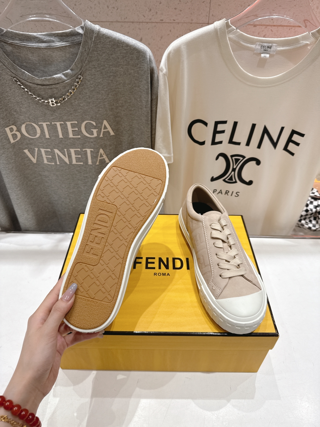 高版本出厂 男码+10.情侣款
  最新火爆 FENDI/芬迪双FF皮面压花情侣运动休闲鞋-全新必备款型