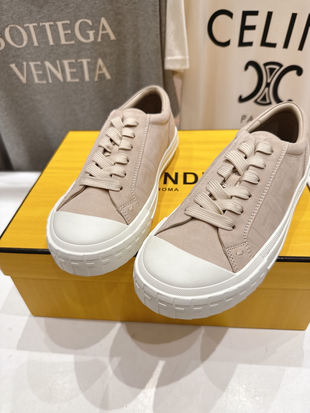 高版本出厂 男码+10.情侣款
  最新火爆 FENDI/芬迪双FF皮面压花情侣运动休闲鞋-全新必备款型