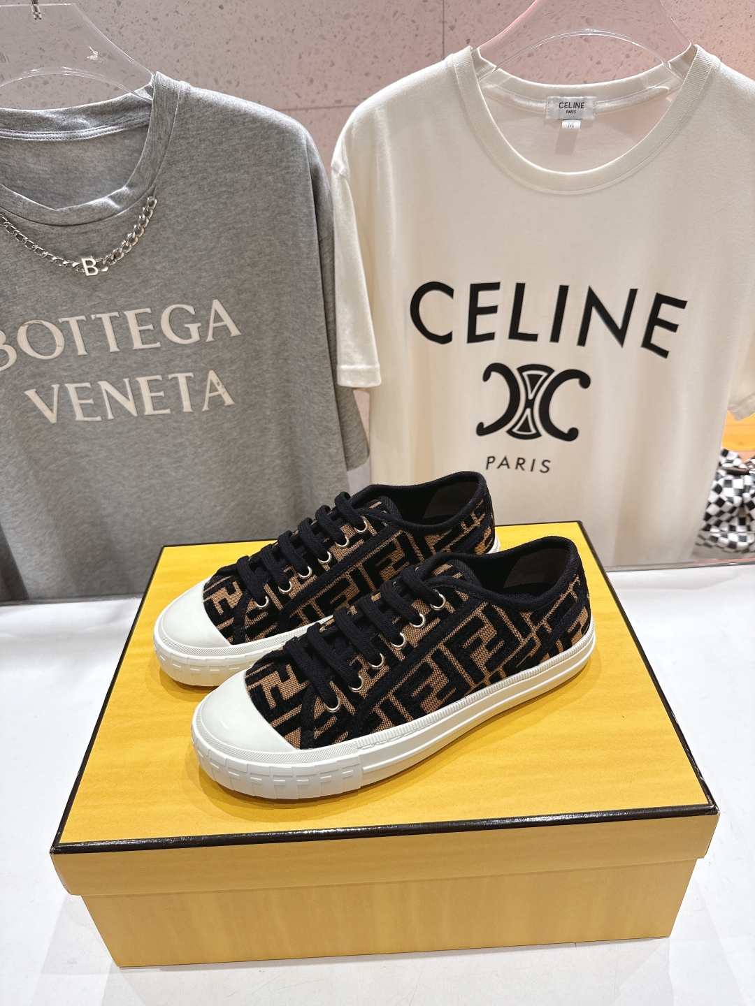 高版本出厂  情侣款
  最新火爆 Fendi/芬迪25ss新款经典版面刺绣情侣帆布鞋休闲运动鞋-全新必