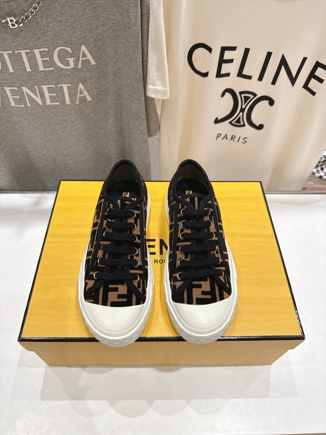 高版本出厂  情侣款
  最新火爆 Fendi/芬迪25ss新款经典版面刺绣情侣帆布鞋休闲运动鞋-全新必