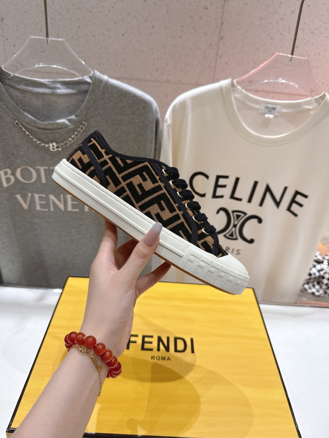 高版本出厂  情侣款
  最新火爆 Fendi/芬迪25ss新款经典版面刺绣情侣帆布鞋休闲运动鞋-全新必