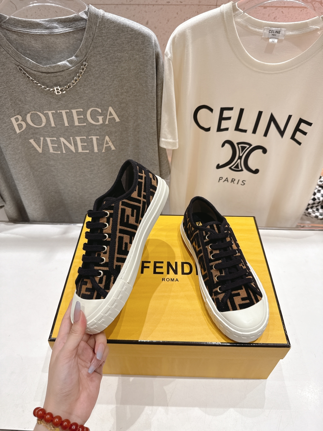 高版本出厂  情侣款
  最新火爆 Fendi/芬迪25ss新款经典版面刺绣情侣帆布鞋休闲运动鞋-全新必