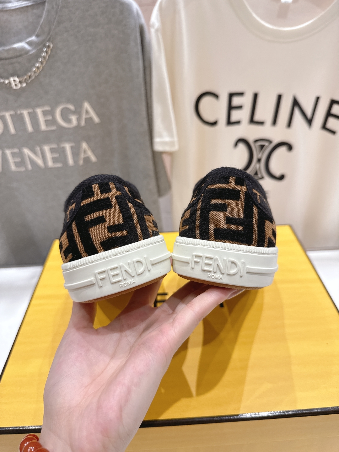 高版本出厂  情侣款
  最新火爆 Fendi/芬迪25ss新款经典版面刺绣情侣帆布鞋休闲运动鞋-全新必
