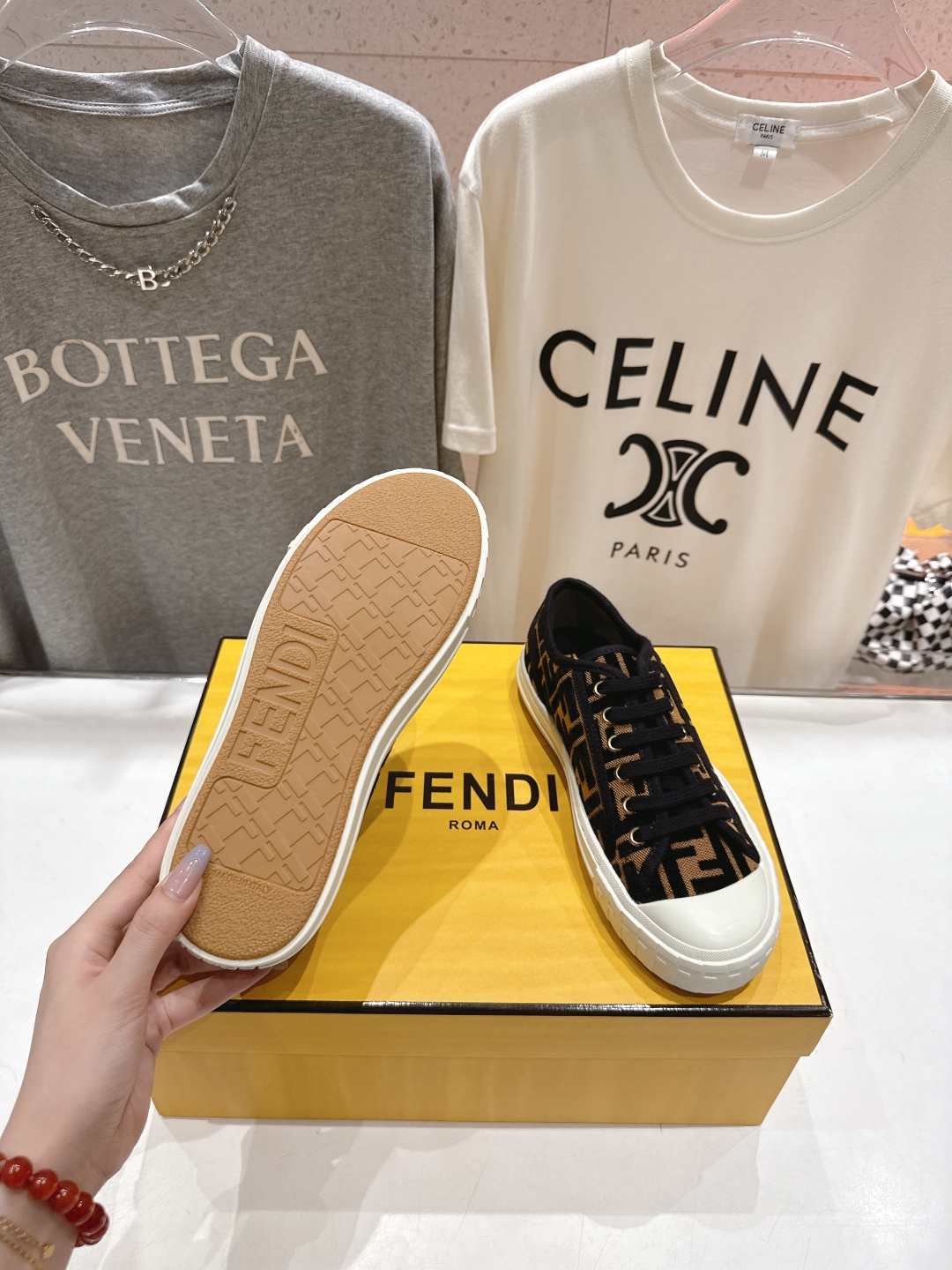 高版本出厂  情侣款
  最新火爆 Fendi/芬迪25ss新款经典版面刺绣情侣帆布鞋休闲运动鞋-全新必