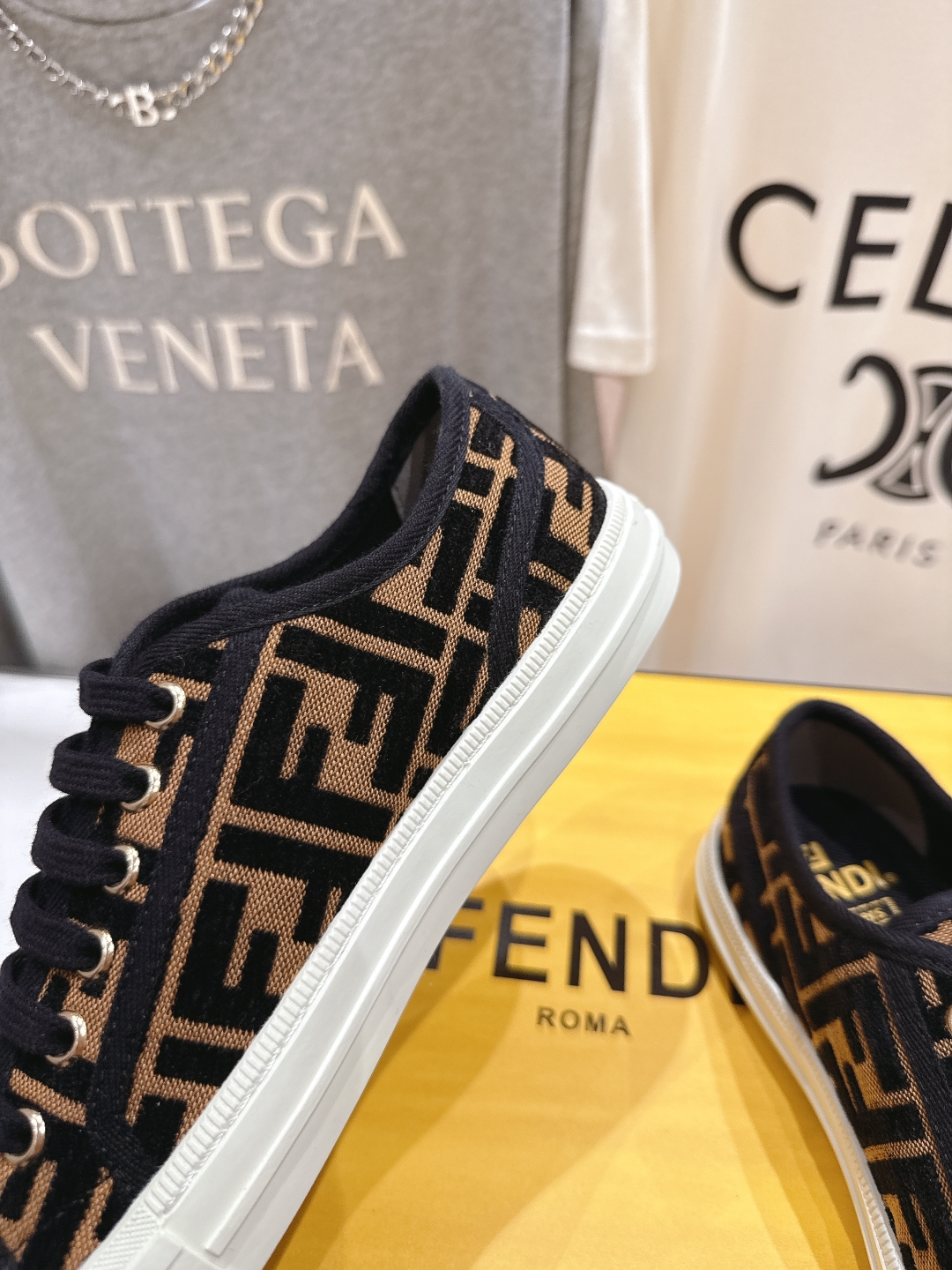高版本出厂  情侣款
  最新火爆 Fendi/芬迪25ss新款经典版面刺绣情侣帆布鞋休闲运动鞋-全新必