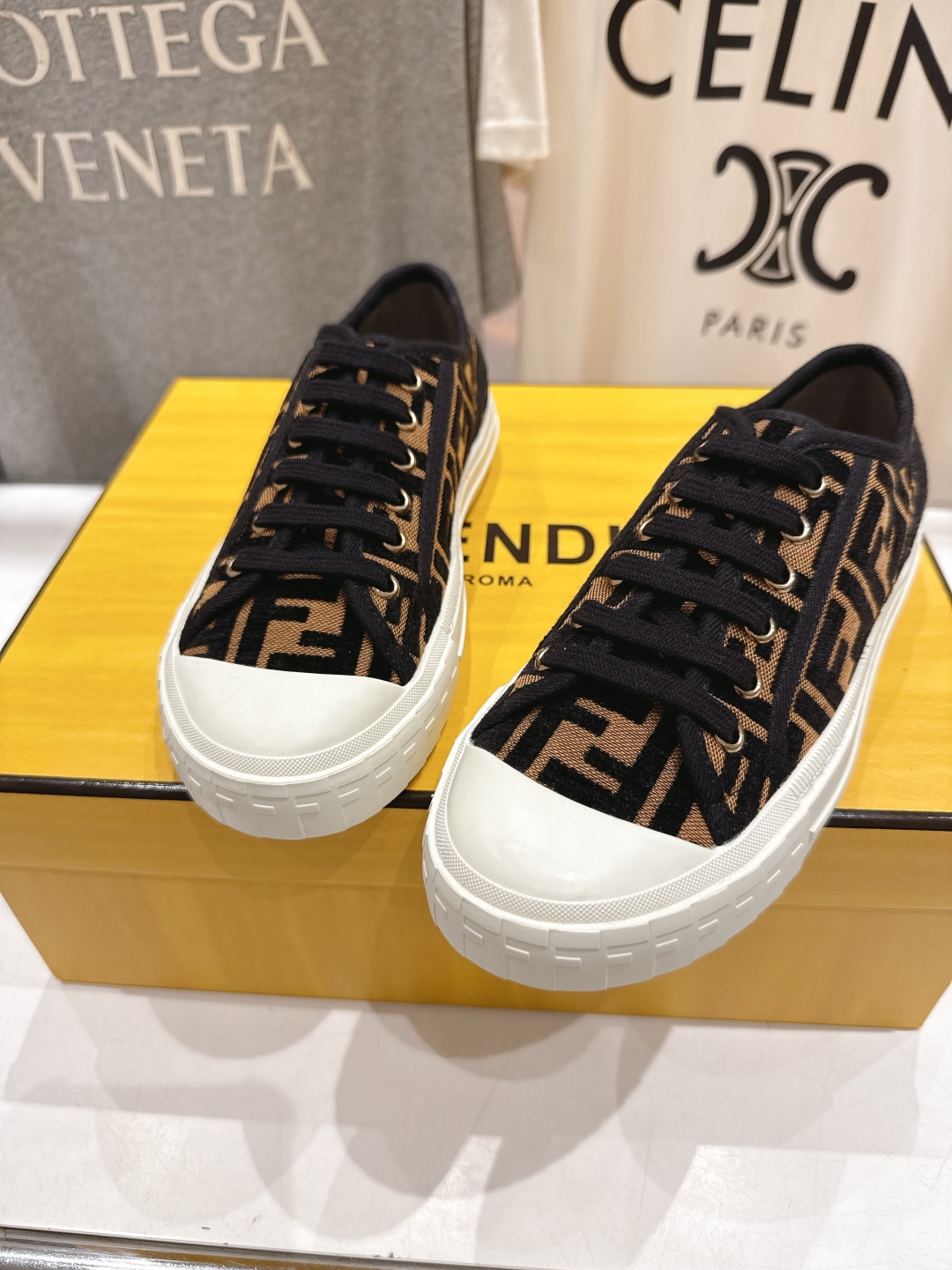 高版本出厂  情侣款
  最新火爆 Fendi/芬迪25ss新款经典版面刺绣情侣帆布鞋休闲运动鞋-全新必
