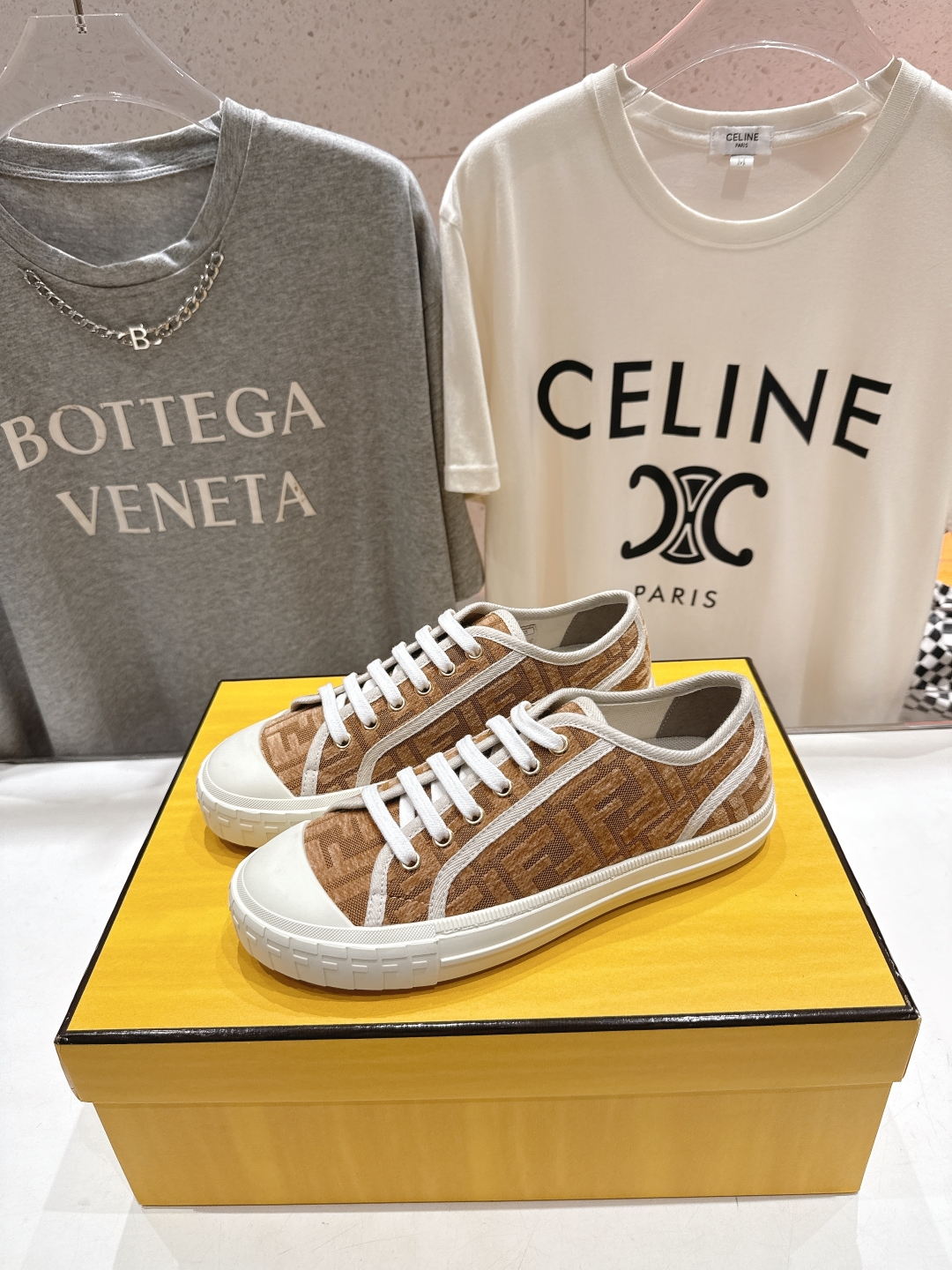 高版本出厂  情侣款
  最新火爆 Fendi/芬迪25ss新款经典版面刺绣情侣帆布鞋休闲运动鞋-全新必