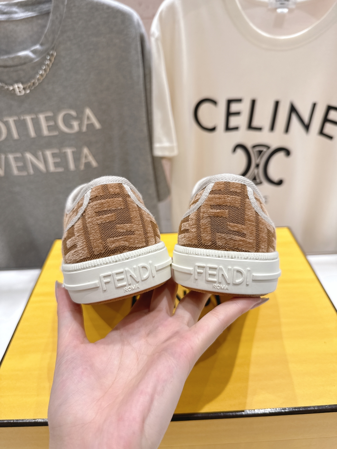 高版本出厂  情侣款
  最新火爆 Fendi/芬迪25ss新款经典版面刺绣情侣帆布鞋休闲运动鞋-全新必