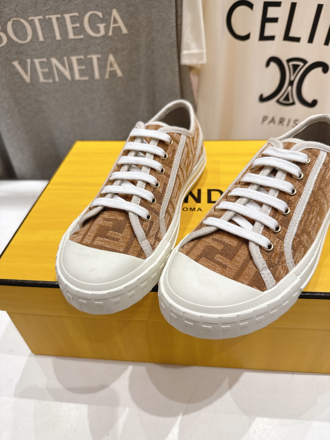 高版本出厂  情侣款
  最新火爆 Fendi/芬迪25ss新款经典版面刺绣情侣帆布鞋休闲运动鞋-全新必