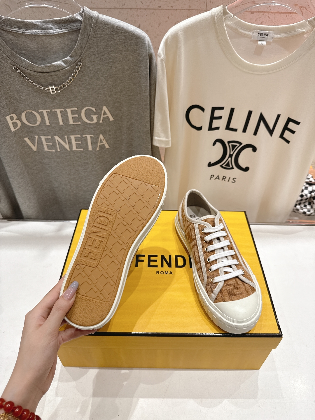 高版本出厂  情侣款
  最新火爆 Fendi/芬迪25ss新款经典版面刺绣情侣帆布鞋休闲运动鞋-全新必