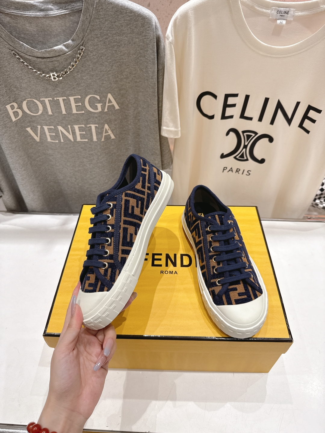 高版本出厂  情侣款
  最新火爆 Fendi/芬迪25ss新款经典版面刺绣情侣帆布鞋休闲运动鞋-全新必