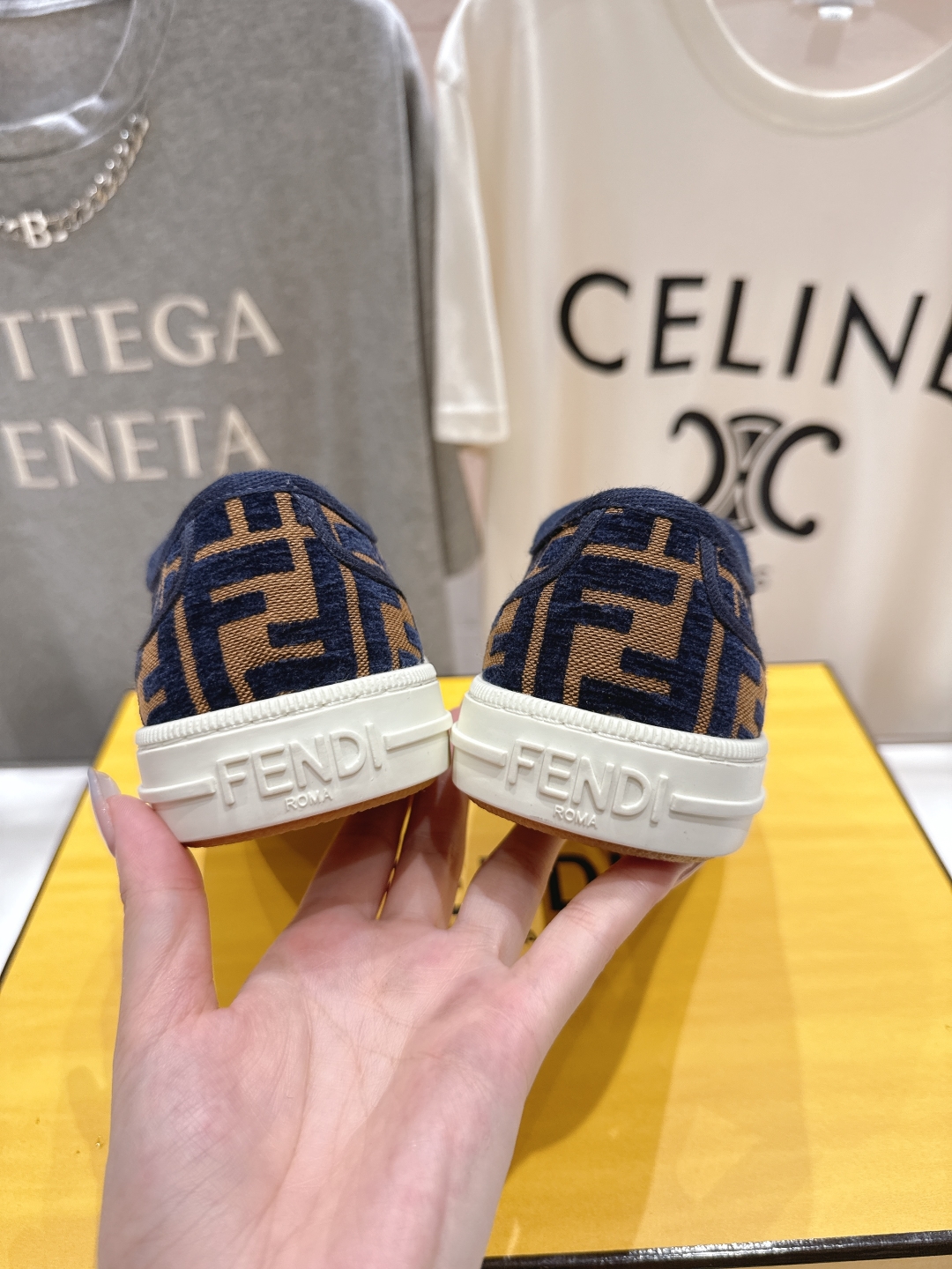 高版本出厂  情侣款
  最新火爆 Fendi/芬迪25ss新款经典版面刺绣情侣帆布鞋休闲运动鞋-全新必