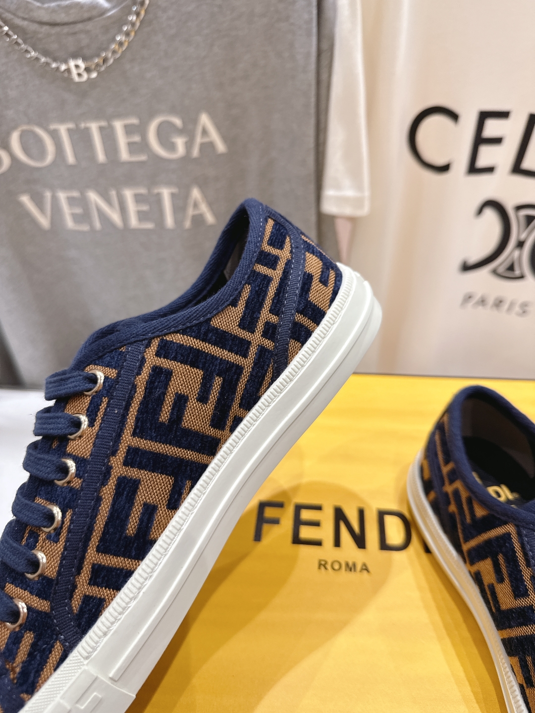 高版本出厂  情侣款
  最新火爆 Fendi/芬迪25ss新款经典版面刺绣情侣帆布鞋休闲运动鞋-全新必