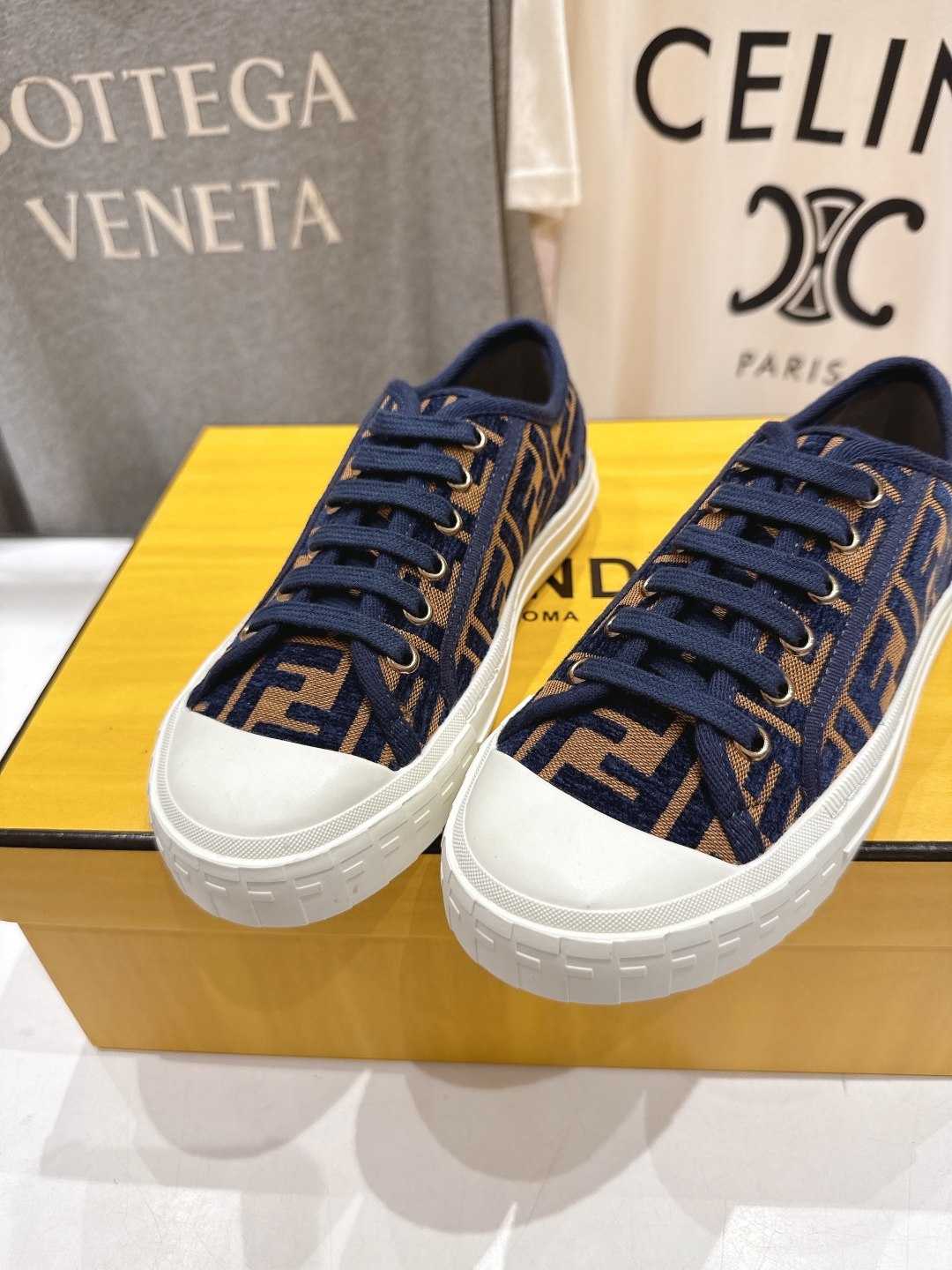 高版本出厂  情侣款
  最新火爆 Fendi/芬迪25ss新款经典版面刺绣情侣帆布鞋休闲运动鞋-全新必