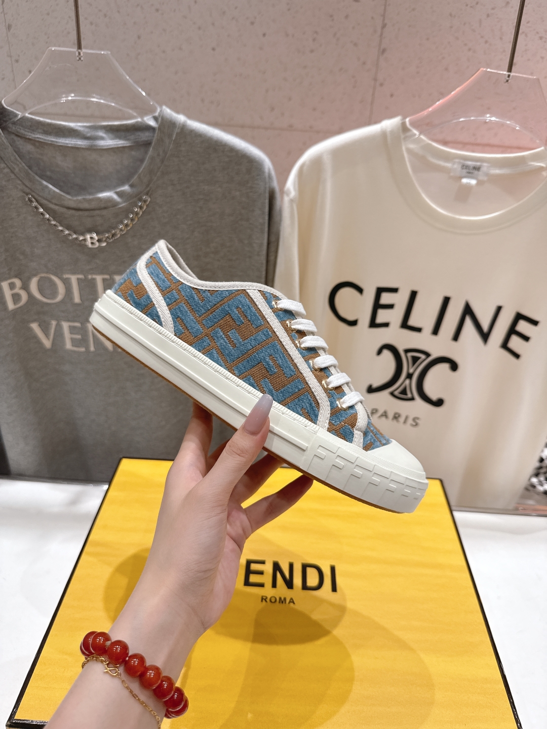 高版本出厂  情侣款
  最新火爆 Fendi/芬迪25ss新款经典版面刺绣情侣帆布鞋休闲运动鞋-全新必