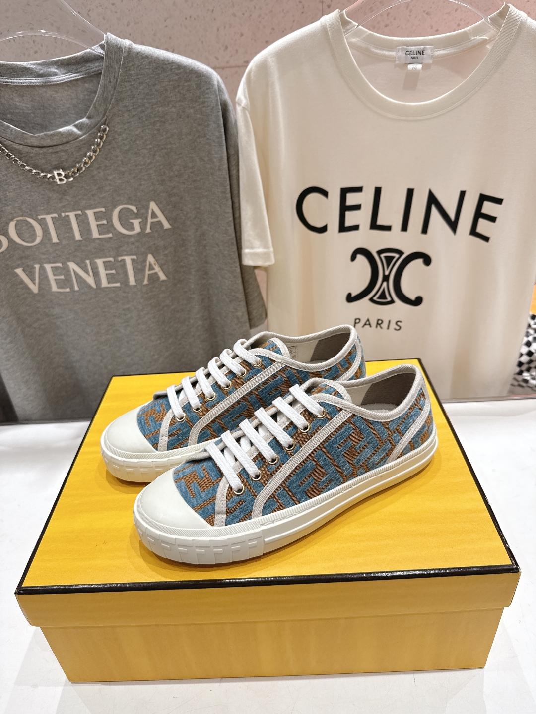 高版本出厂  情侣款
  最新火爆 Fendi/芬迪25ss新款经典版面刺绣情侣帆布鞋休闲运动鞋-全新必
