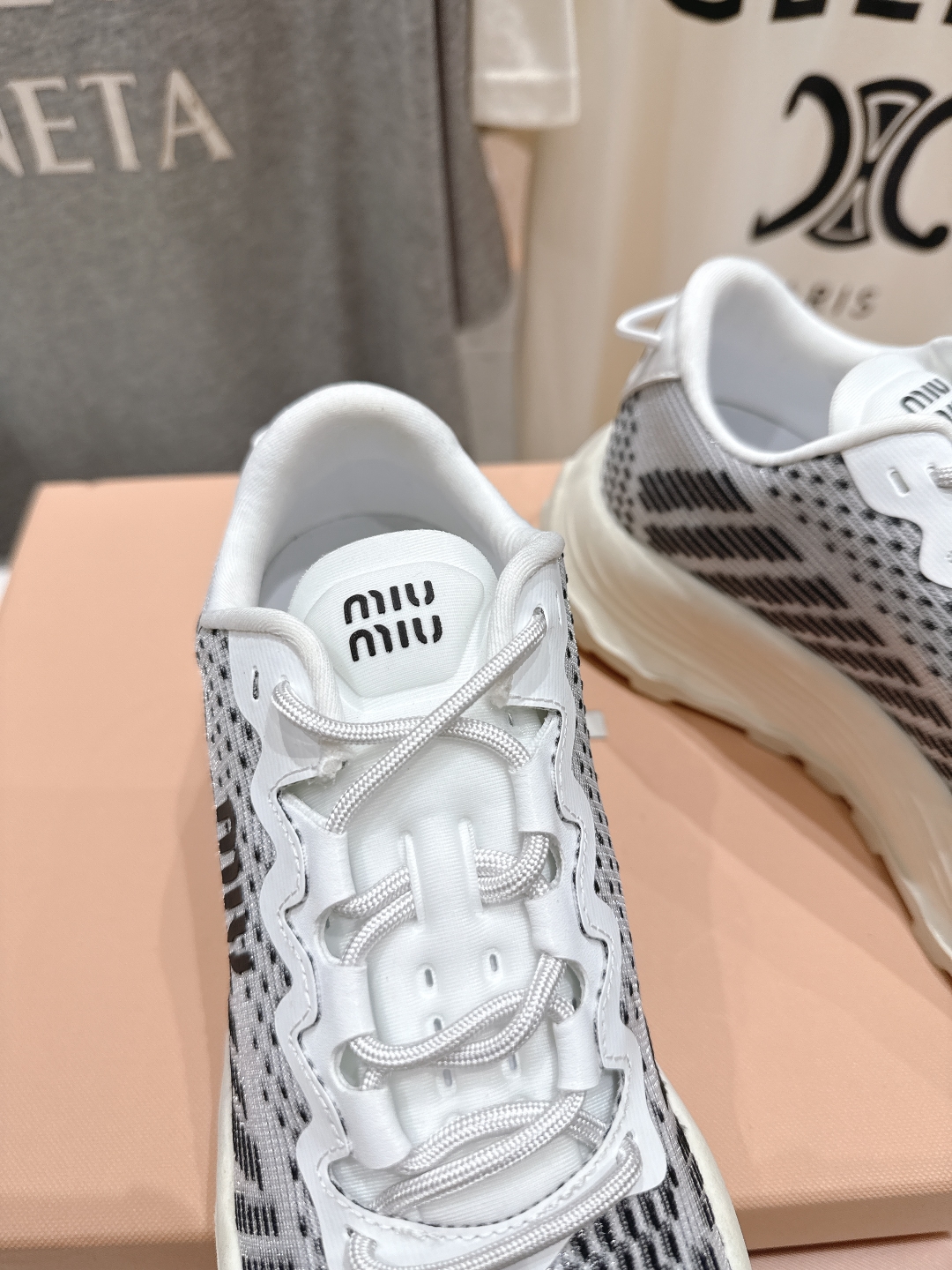 高版本出厂
  MiuMiu/繆繆new arrival～miu家25ss走秀新款网面厚底德训鞋休闲运动