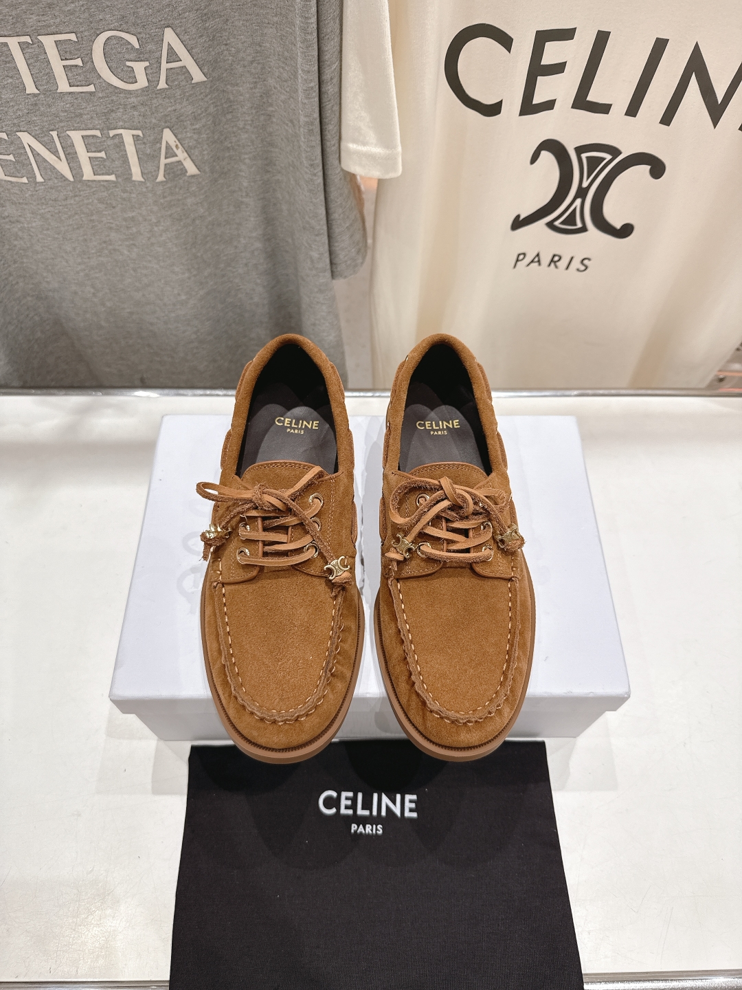 高版本出厂
  CELINE*赛琳2025ss新款平底复古轻便乐福鞋驾车鞋
网红爆款来袭！各大网红抢先体