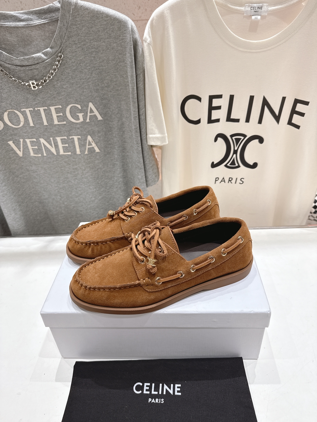 高版本出厂
  CELINE*赛琳2025ss新款平底复古轻便乐福鞋驾车鞋
网红爆款来袭！各大网红抢先体