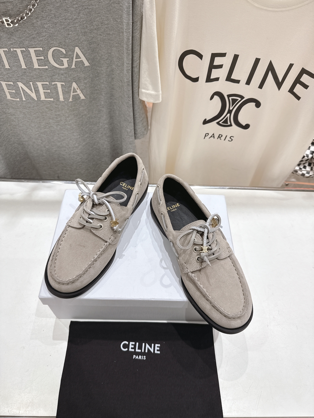 高版本出厂
  CELINE*赛琳2025ss新款平底复古轻便乐福鞋驾车鞋
网红爆款来袭！各大网红抢先体