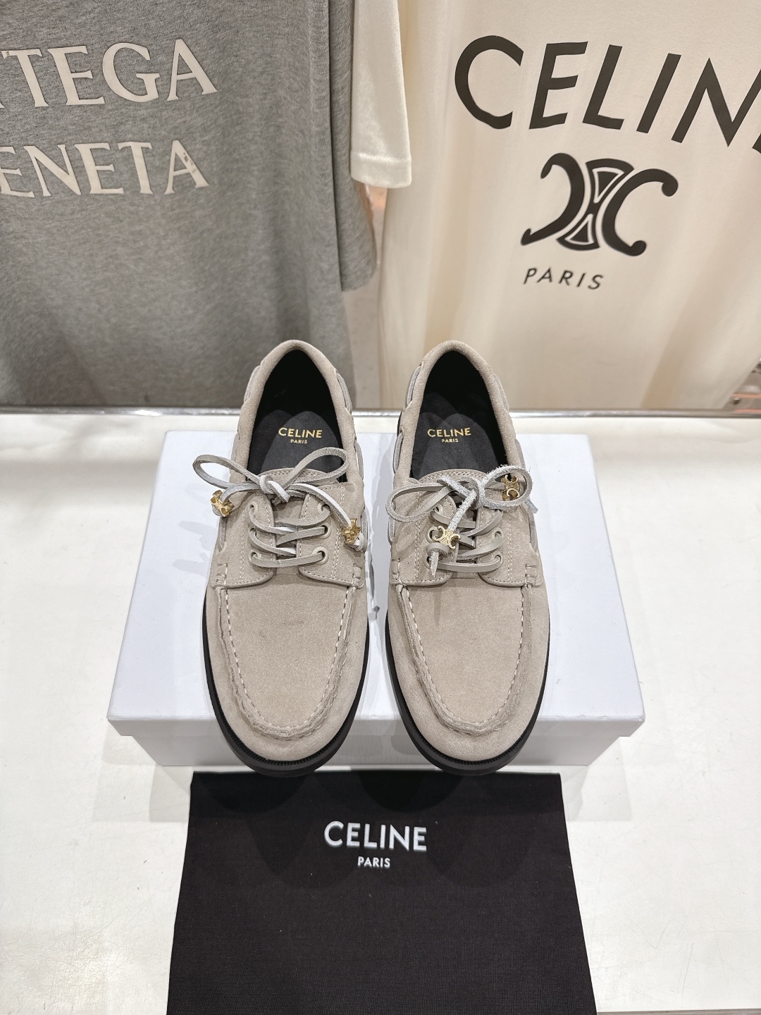 高版本出厂
  CELINE*赛琳2025ss新款平底复古轻便乐福鞋驾车鞋
网红爆款来袭！各大网红抢先体