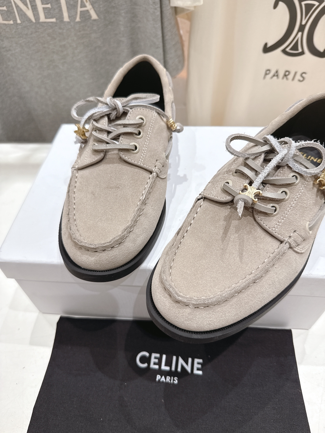 高版本出厂
  CELINE*赛琳2025ss新款平底复古轻便乐福鞋驾车鞋
网红爆款来袭！各大网红抢先体